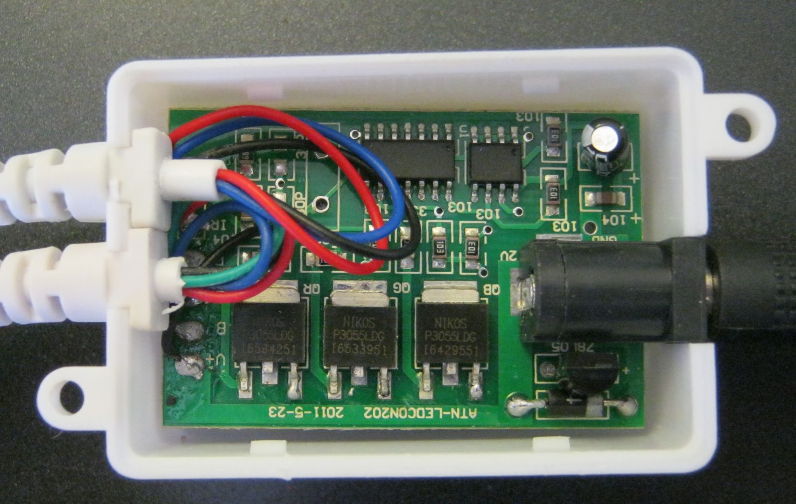RGB-контроллер светодиодного освещения со снятой крышкой