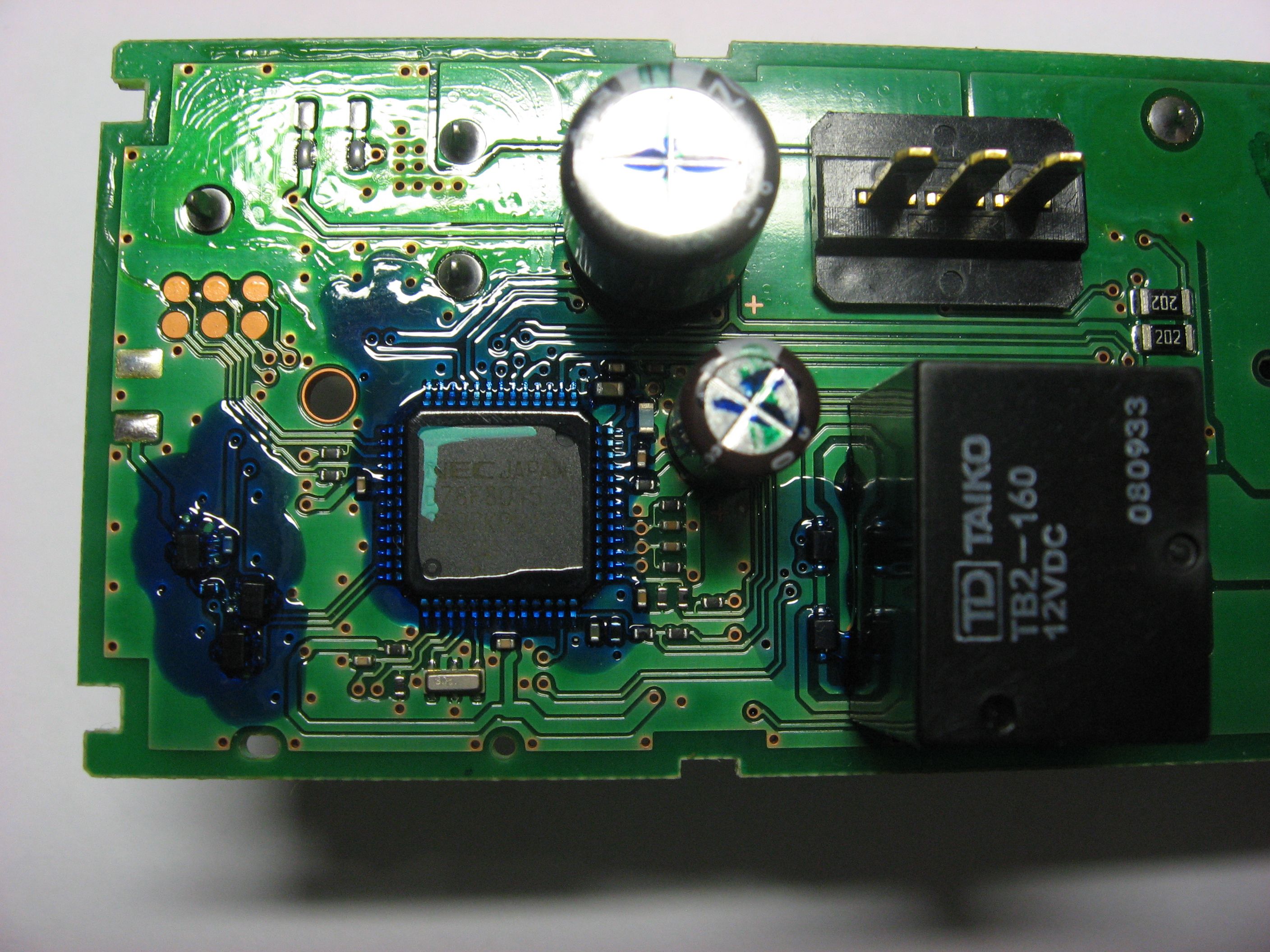 Блок управления стеклоподъемниками Nissan, фрагмент платы с микроконтроллером